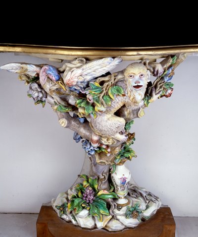 Konzola z měkkého porcelánu při výrobě Capodimonte. Sevres z 18. století. Výroba porcelánu od Italian School