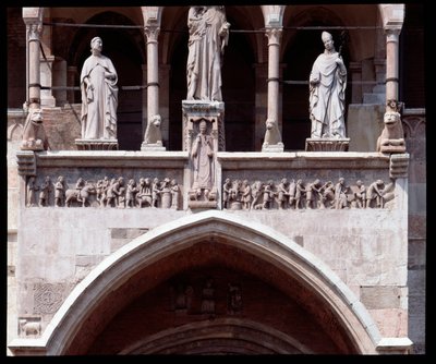 Vlys měsíců hlavního vchodu (socha od Italian School