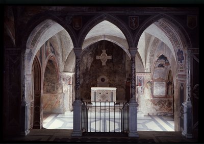 Vnitřní pohled na presbytář a oltář, jeskyně sv. Benedikta (sacro speco) Subiaco od Italian School