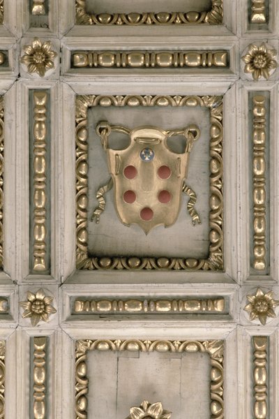 Erb Medicejských, z podhledu kostela (štuk) od Italian School