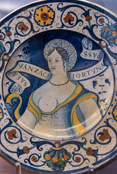 Talíř zdobený krásným ženským poprsím, s motivem, první polovina 16. století (majolika) od Italian School