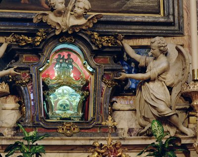 Relikvie lebky svatého Aloysia Gonzagy umístěná v hlavním oltáři od Italian School