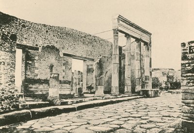 Vchod do trojúhelníkového fóra tak, jak je (hlubotisk) od Italian School