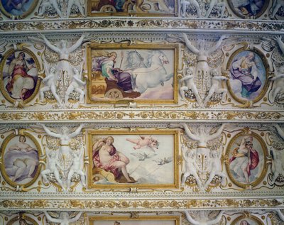 Síň prvního patra, detail mytologických postav, stropní výzdoba od Italian School
