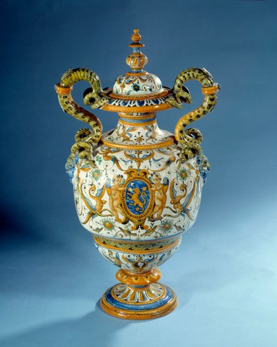 Váza s kroucenými uchy z majoliky (majolika) vyrobená v továrnách na fajáns Patanazzi v Itálii (konec 16. a 17. století) Paříž, muzeum Louvre od Italian School
