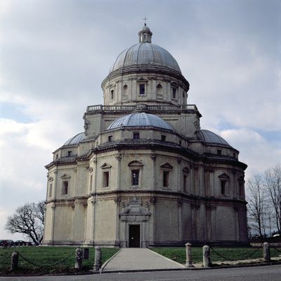 Pohled na Santa Maria della Consolazione navržený Cola da Caprarola a dokončený Ambrosio Barocci a Francesco da Vita, postavený 1508-24 od Italian School
