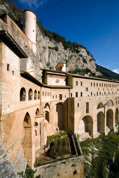 Pohled na klášter svatého Benedetta (Sacro Speco) postavený z 12. století, Subiaco (Řím), Itálie od Italian School
