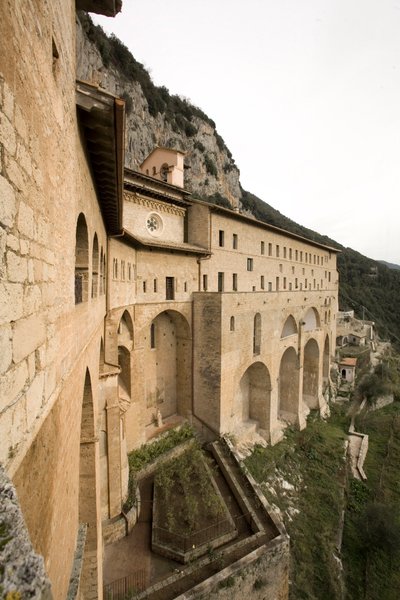 Pohled na klášter svatého Benedetta (Sacro Speco) postavený z 12. století, Subiaco (Řím), Itálie od Italian School