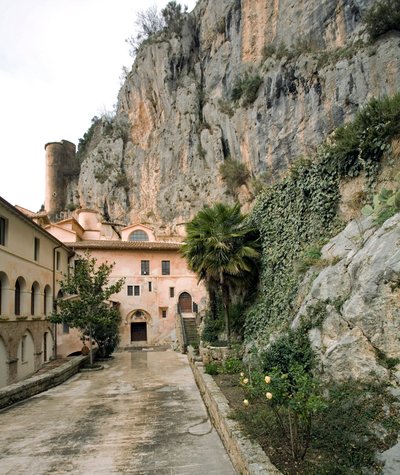 Pohled na nádvoří „Corvi“ (Vrány), klášter sv. Benedetta (Sacro Speco) postavený od 12. století, Subiaco (Řím), Itálie od Italian School
