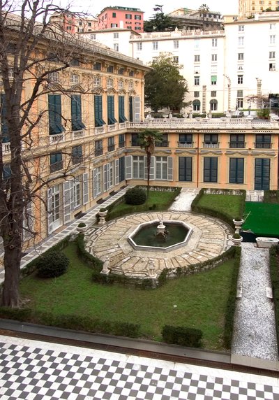 Pohled na nádvoří paláce (Palazzo) Bianco (nebo palác Luca Grimaldi) postavený v letech 1530 a 1540 v Genes (Genova), Itálie od Italian School