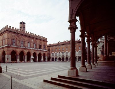 Pohled na hlavní náměstí (Piazza del Comune) od Italian School