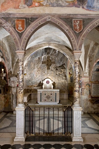Pohled na presbytář Horního kostela s hlavním oltářem v kosmatském stylu. 13. století. Klášter Saint Benedetto (Sacro Speco), Subiaco (Řím), Itálie od Italian School
