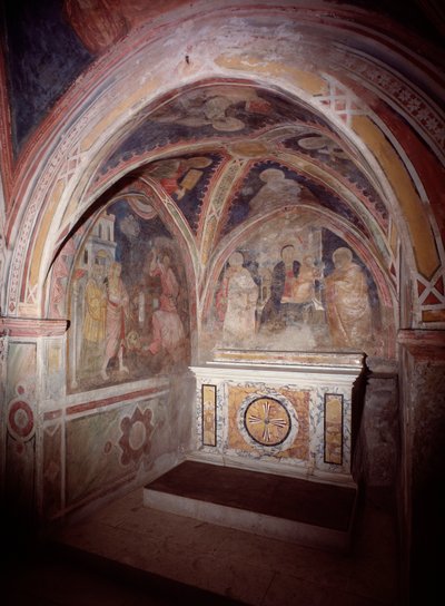 Pohled na presbytář horního kostela s oltářem v kosmatském stylu od Italian School