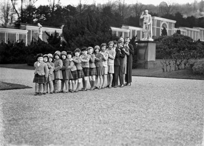 Cavendish rodinná skupina 16 vnoučat v zahradách Chatsworth, Derbyshire, 1930 od JR Board