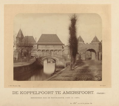 De Koppelpoort v Amersfoortu (strana města) (název na objektu) od J.W. Wentzel
