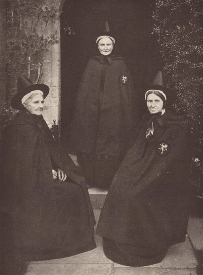 Almužnice na zámku Castle Acre v zajímavém kostýmu (čb fotografie) od J. Benjamin Stone