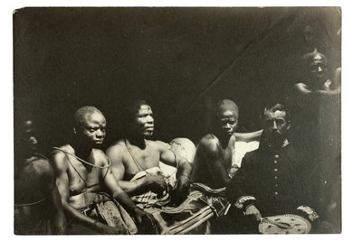 Kapitán Gallwey a náčelníci Edo, Benin, Nigérie, 1892 (želatinový stříbrný tisk) od J. H. Swainson