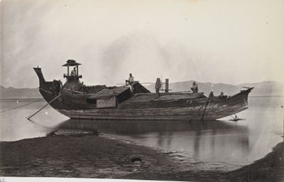 Pohled na laung-zat neboli rýžový člun zakotvený na břehu řeky Irrawaddy od J. Jackson