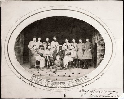 Patnáct Morganových jezdců, Fort Delaware, květen 1864 (čb fotografie) od J. L. Gihon