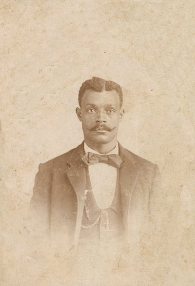 Fotografie muže v obleku, vestě a kravatě, 80. léta 19. století - 1900. od J. W. Taylor