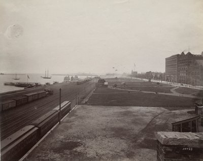 Pohled na jih od Michigan Avenue ze západní strany Illinois Central Railroad tracks, Chicago, kolem roku 1890 od J. W. Taylor