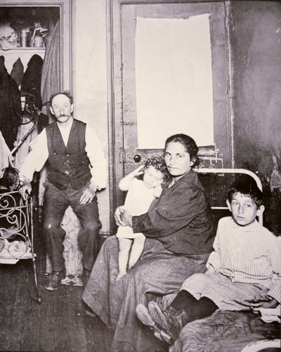 Rodina přistěhovalců, Lower East Side, New York City, kolem roku 1910 (černobílá fotografie) od Jacob August Riis