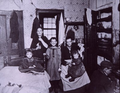 Obydlí ve slumu, New York City kolem roku 1905 (černobílá fotografie) od Jacob August Riis