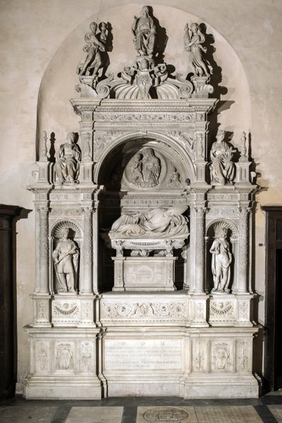 Pohřební pomník na poctu kardinálu Girolamo Basso Della Rovere (mramorová socha od Jacopo Sansovino