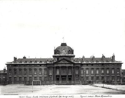 Průčelí a kopule Ecole Militaire, postavené v letech 1751-73 od Jacques Ange Gabriel