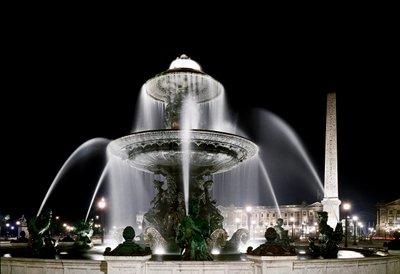 Pohled na fontánu Jacques Ignace Hittorff a obelic Place de la Concorde v Paříži. od Jacques Ignace Hittorff