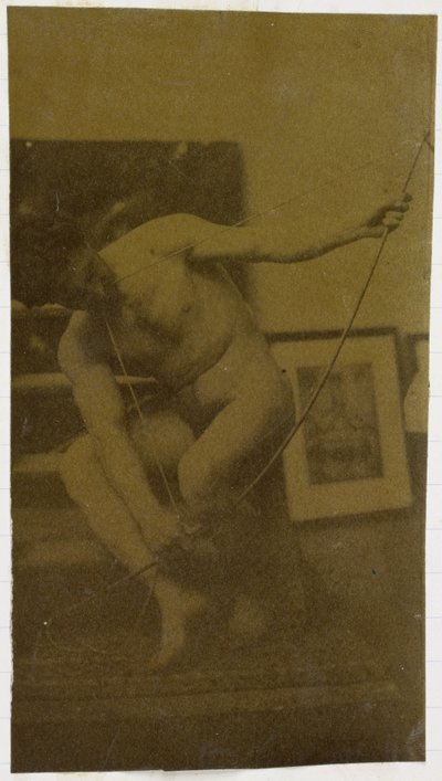 Studie modelky mužského aktu, krčícího se s mašlí v ruce, při pohledu zepředu, v ateliéru Jacquese de Lalainga od Jacques Lalaing (attributed to)