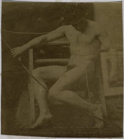 Studie mužského nahého modelu sedícího na schodu, při pohledu zepředu s provazem a lukem na klíně, v ateliéru Jacquese de Lalaing od Jacques Lalaing (attributed to)