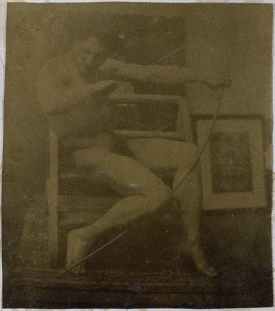 Studie mužského nahého modelu sedícího na schodu, při pohledu zepředu s provazem a lukem na klíně, v ateliéru Jacquese de Lalaing od Jacques Lalaing (attributed to)