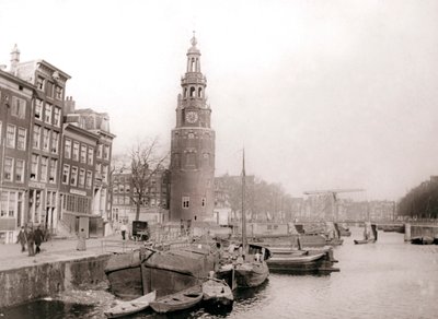 Čluny na kanálu před Montelbaanstoren, Amsterdam, 1898. od James Batkin