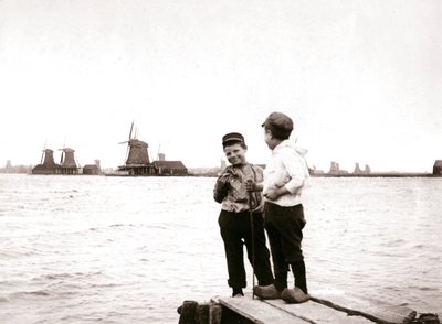Chlapci u kanálu, Laandam, Nizozemsko, 1898. od James Batkin