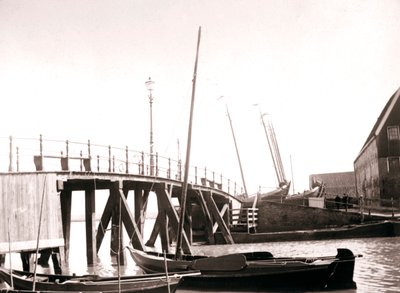Kanálové lodě, Marken Island, Nizozemsko, 1898 od James Batkin