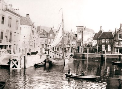 Canal yard, Dordrecht, Nizozemsko, 1898. od James Batkin