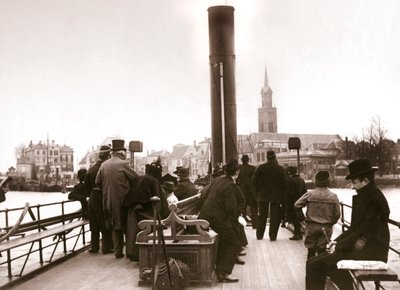 Cestující na trajektu, Laandam, 1898. od James Batkin