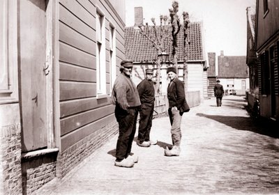 Muži v tradičním kroji, Broek, Nizozemsko, 1898. od James Batkin