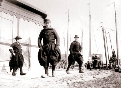 Muži v tradičním oděvu, Marken Island, Nizozemsko, 1898 od James Batkin