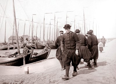 Muži v tradičním oděvu, Marken Island, Nizozemsko, 1898 od James Batkin
