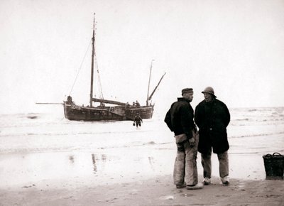 Muži na břehu, Scheveningen, Nizozemsko, 1898. od James Batkin