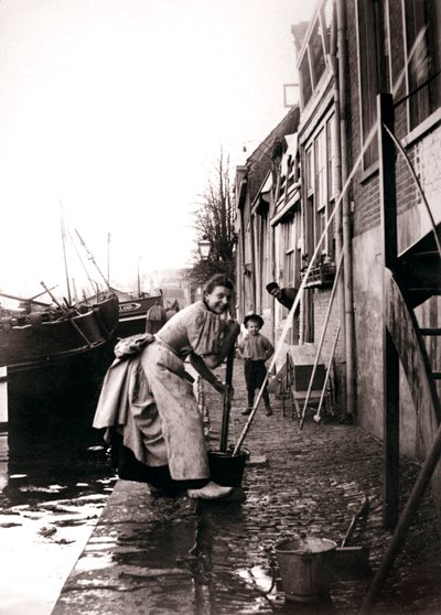 Žena vytírá ulici, Dordrecht, Nizozemsko, 1898. od James Batkin