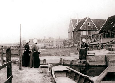 Ženy v tradičním oděvu, Marken Island, Nizozemsko, 1898 od James Batkin