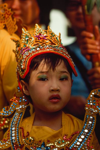 Mladý věřící na festivalu Tabaung. Pagoda Shwe Dagon, Rangún, Barma. od James L Stanfield