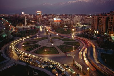 Auto, světla města osvětlují náměstí Baquedano. Santiago, Chile od James L Stanfield