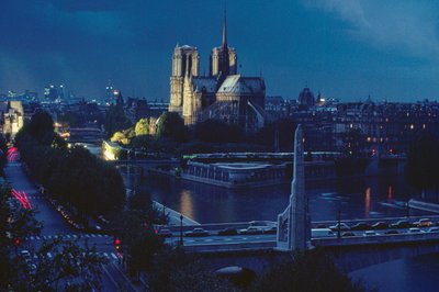 Pohled na Notre Dame v noci. Paříž, Francie. od James L Stanfield