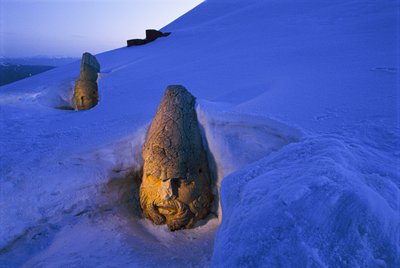 Pohřební památky v Nemrut Dagi zasypané sněhem. Nemrut Dagi, hora Nemrut, Turecko od James L Stanfield