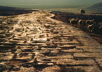 Moderní makadamová cesta vede souběžně se starou vápencovou římskou cestou. Poblíž Aleppa, Sýrie. od James L Stanfield