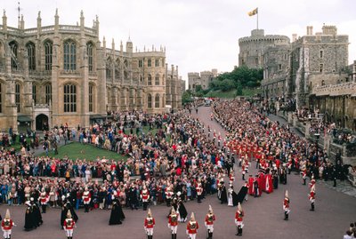 Královna Alžběta a princ Philip předsedají v kapli sv. Jiří. Hrad Windsor, Wi... od James L Stanfield